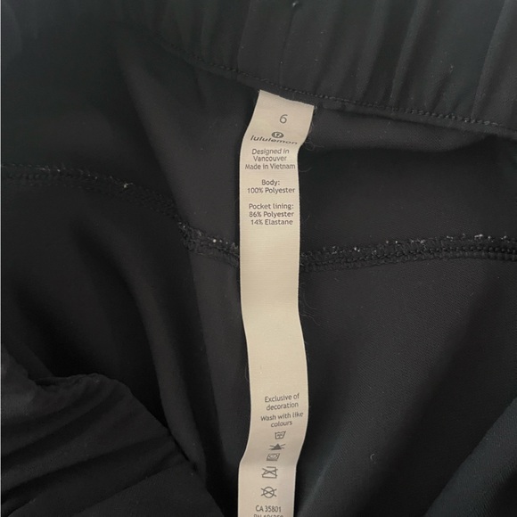 Lululemon On The Fly shorts size 6 - Picture 3 of 3
